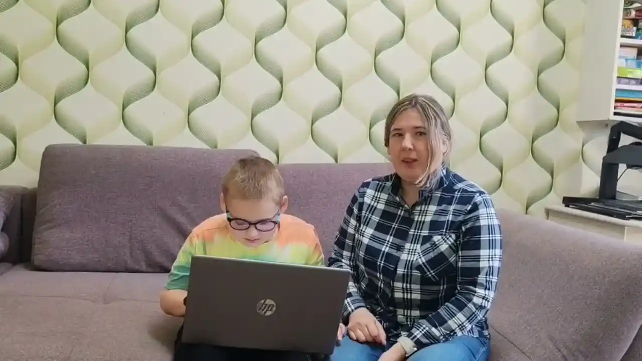 слабовидящий мальчик Фадей изучает свой новый ноутбук