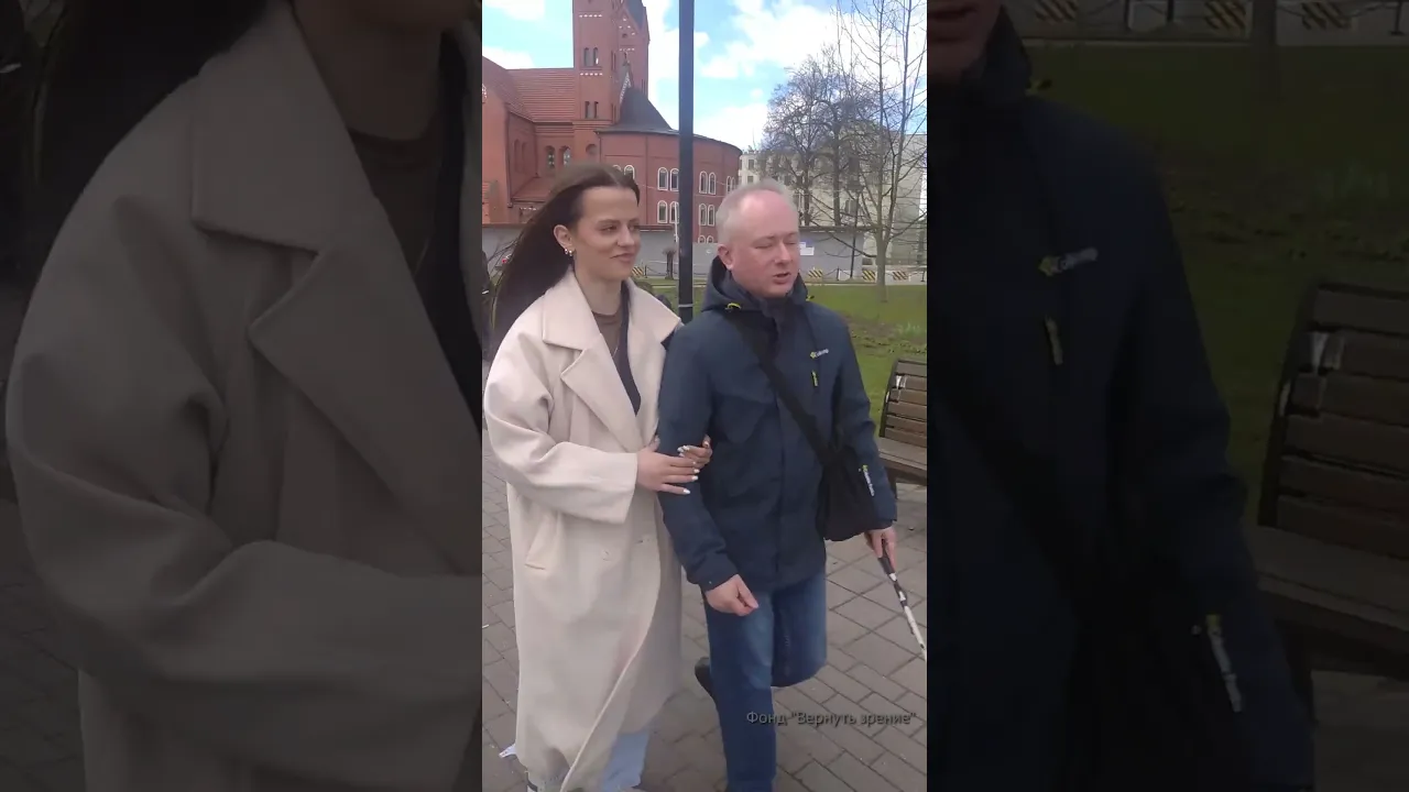 Волонтёры сопровождают незрячих на мероприятие-встречу